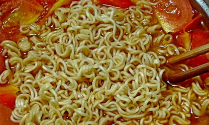 Sự thực đáng sợ về mì tôm khiến nhiều người sốc