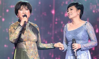 Danh ca Lệ Thu nắm chặt tay Phương Thanh