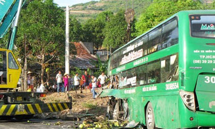 Xe khách đổ đèo tông xe tải, 9 người nhập viện
