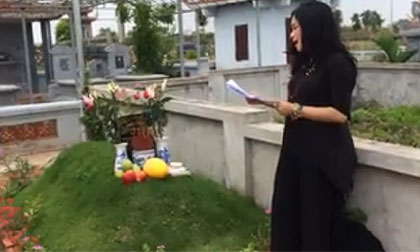 Thanh Lam nghẹn ngào đọc thơ trước mộ ba