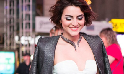 8 cách để bạn trông quyến rũ, sang trọng với đồ ánh kim