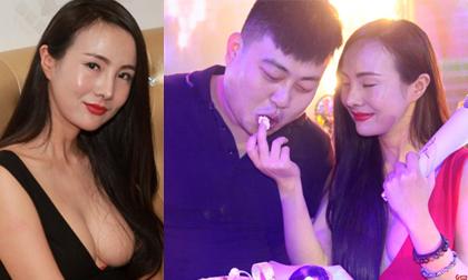 Can Lộ Lộ dùng tay bón đồ ăn cho fan nam