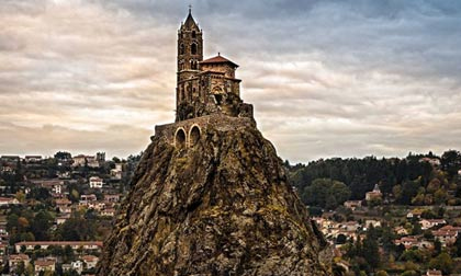 Độc đáo nhà nguyện cổ trên đỉnh đá núi của Pháp