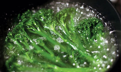 Sai lầm nấu ăn gây hại cho con