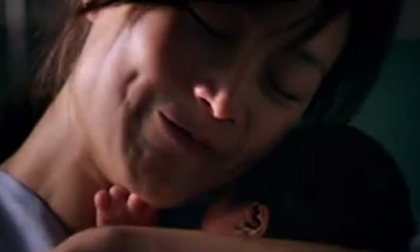 “Tình mẫu tử thiêng liêng” - Clip khiến hàng triệu người rơi nước mắt