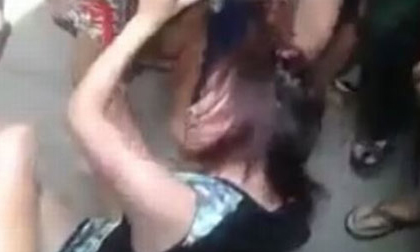 Những thiếu nữ trộm cắp bị "xử" ngay tại hiện trường