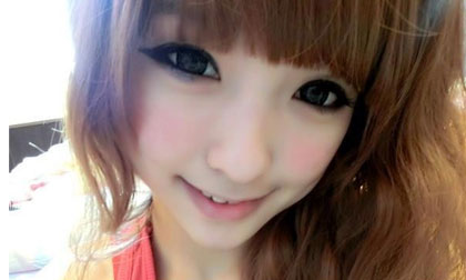 Choáng với những cô bé tiểu học ăn mặc, trang điểm như người lớn