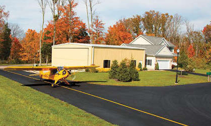 Không gian sống bình yên ở thị trấn mỗi nhà đều có máy bay riêng