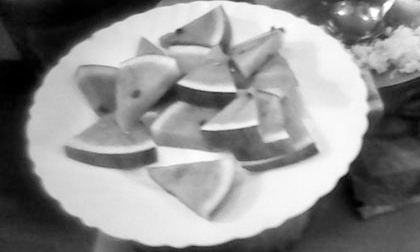 Phụ huynh bật khóc khi thấy khẩu phần ăn của con