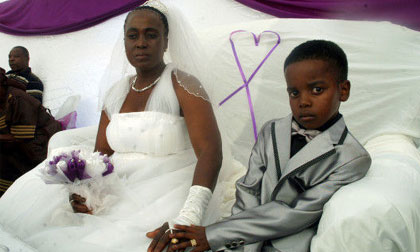 Cậu bé 9 tuổi lấy người yêu của ông nội làm vợ