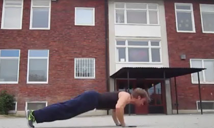 Chàng trai lực lưỡng thể hiện những động tác hít đất siêu khó