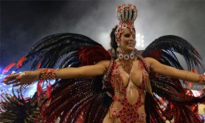 Ngây ngất với lễ hội của thời trang và da thịt