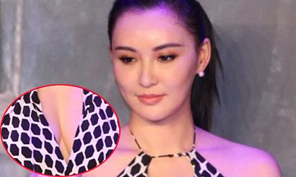 "Người đẹp phim kinh dị" Mạc Tiểu Kỳ lộ "ngực mướp" bên cao bên thấp