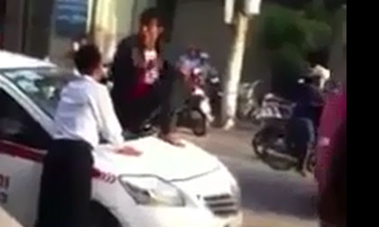 Ăn vạ trên lóc xe ca-pô của nam thanh niên ''ngáo đá''