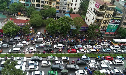 Hà Nội ngập, tắc đường kéo dài vì mưa lớn 