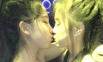Nữ sinh hôn nhau trong quán bar, thừa nhận mình đồng tính
