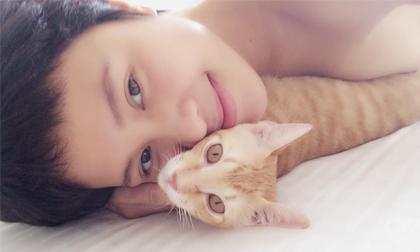 Phương Mai dùng mèo che ngực trần 