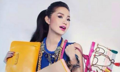 Minh Hằng tạo dáng đáng yêu với túi xách