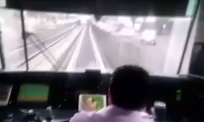 Phẫn nộ với chàng trai vừa lái tàu hỏa vừa chơi điện tử trên iPad