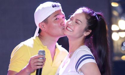 Nhật Kim Anh cười "tít mắt" khi được Lâm Vũ hôn