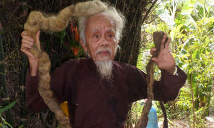 Cụ ông 70 năm không... cắt tóc, gội đầu với mái tóc dị