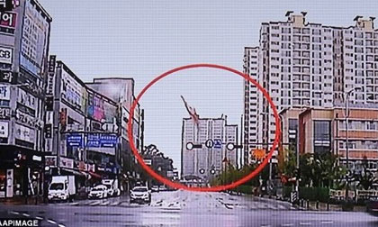 Khoảnh khắc kinh hoàng khi trực thăng Hàn Quốc rơi