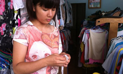 Quần áo 5.000 đồng/chiếc hút khách mua buôn