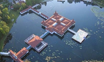 Thư giãn ở hồ nước nóng tự nhiên lớn nhất châu Âu