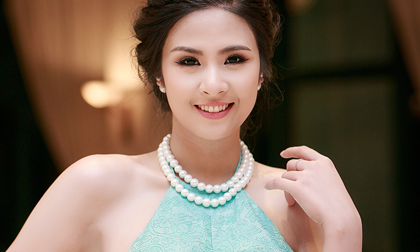 Hoa hậu Ngọc Hân tuyệt xinh với đầm xanh hở lưng