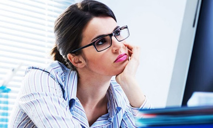 Nguy cơ chị em phải đối mặt khi ngồi lâu trước máy tính