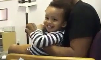 Màn pha trò hài hước của bác sĩ giúp em bé bớt đau khi tiêm