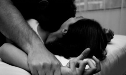 Vợ vắng nhà, chồng nhiều lần xâm hại con gái 15 tuổi