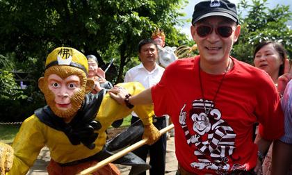 "Tôn Ngộ Không" Lục Tiểu Linh Đồng về thăm chốn cũ từng quay "Tây Du Ký" 