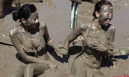 Loạt hoa hậu du lịch mặc bikini vầy bùn gây sự chú ý