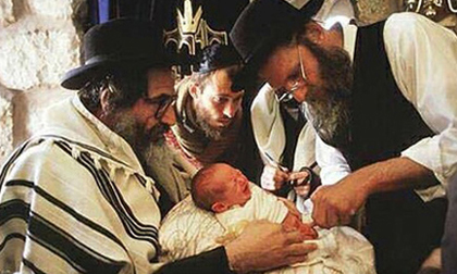 Những tục lệ kỳ quái nhất trên thế giới sau sinh đẻ