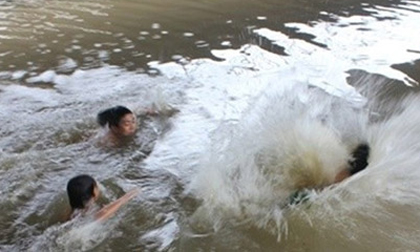 Rủ nhau đi tắm ao, 3 anh em ruột chết đuối thương tâm
