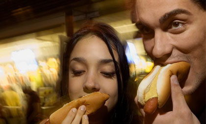 Giải mã một số hiểu lầm về chuyện ăn uống gây tăng cân