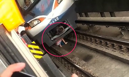 Kinh hãi cảnh xe điện cán sát sạt bà bầu rơi xuống đường tàu