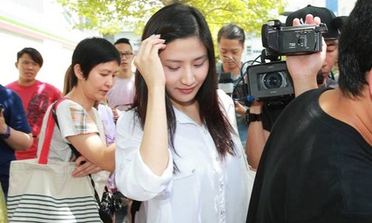 Nữ diễn viên "mây mưa" trong nhà vệ sinh bị đuổi việc