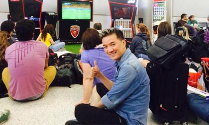 Đàm Vĩnh Hưng ngồi bệt xem bóng đá ở sân bay