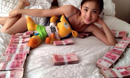 Hot girl bị "ném đá" vì dùng tiền xếp tỷ số trên giường