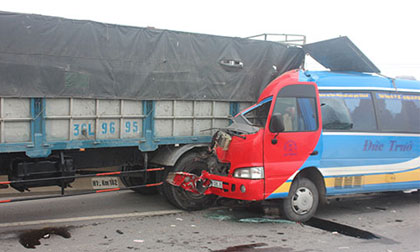 HÀ NỘI: Tai nạn kinh hoàng tại đường trên cao, 6 người thương vong