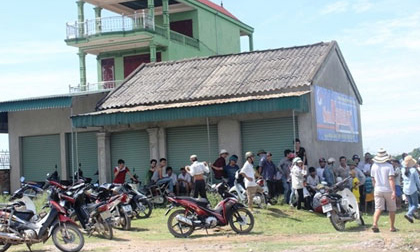 Người đàn ông chết ngồi trong ngôi nhà hoang
