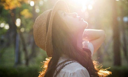 4 điểm lạ của con gái khiến con trai bị thu hút!