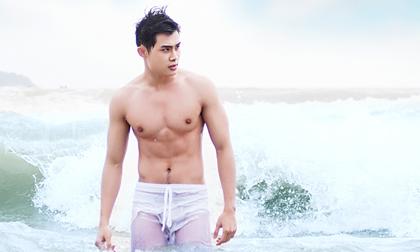 Lương Công Tuấn khoe body "hút mắt" trên bãi biển Thái