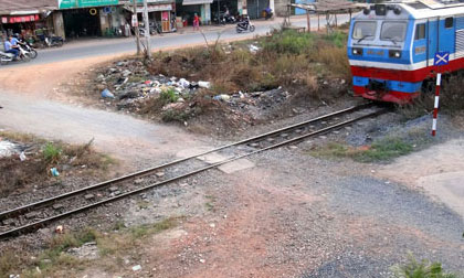 Ô tô chở 20 khách đâm tàu hỏa, 11 người bị thương