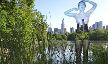 Ngỡ ngàng vẽ body painting hòa cùng kiến trúc