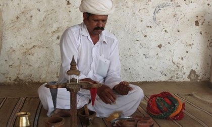 Hy hữu: Bộ tộc dùng... thuốc phiện đãi khách quý