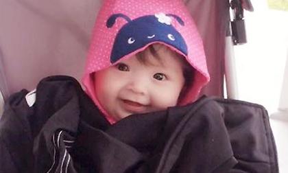 'Cánh cam' Cadie cười toe toét khi được mẹ cho đi dạo