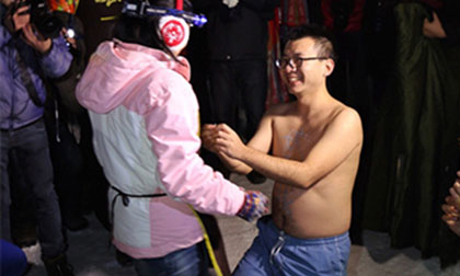 Chàng trai liều mình cởi trần dưới cái lạnh -9 độ để cầu hôn bạn gái